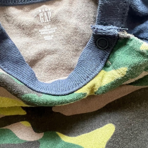 Baby Gap romper 6-12 months - Picture 5 of 5